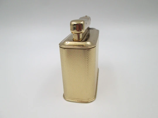 Encendedor de sobremesa a gasolina Ibelo Monopol. Metal dorado y detalle esmalte. 1950
