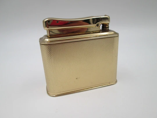 Encendedor de sobremesa a gasolina Ibelo Monopol. Metal dorado y detalle esmalte. 1950