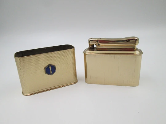 Encendedor de sobremesa a gasolina Ibelo Monopol. Metal dorado y detalle esmalte. 1950