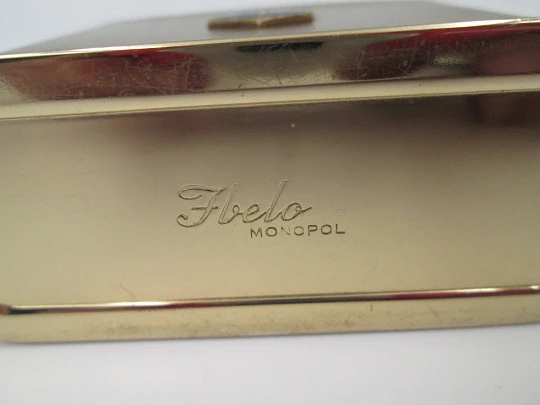 Encendedor de sobremesa a gasolina Ibelo Monopol. Metal dorado y detalle esmalte. 1950