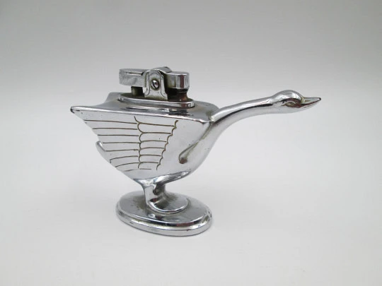 Encendedor de sobremesa a gasolina. Metal plateado. Forma de cisne. Japón. 1960 Encendedor de sobremesa a gasolina. Metal plateado. Forma de cisne. Japón. 1960