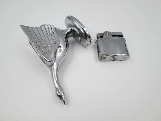 Encendedor de sobremesa a gasolina. Metal plateado. Forma de cisne. Japón. 1960 Encendedor de sobremesa a gasolina. Metal plateado. Forma de cisne. Japón. 1960