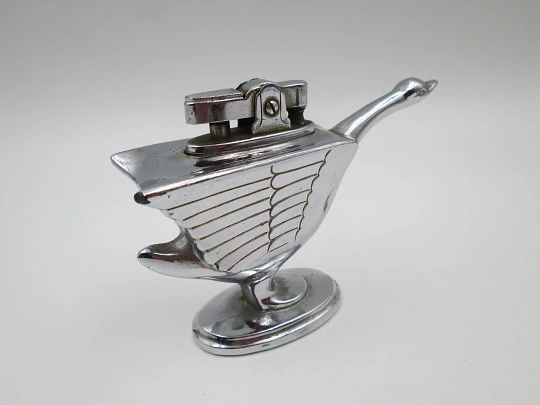 Encendedor de sobremesa a gasolina. Metal plateado. Forma de cisne. Japón. 1960 Encendedor de sobremesa a gasolina. Metal plateado. Forma de cisne. Japón. 1960