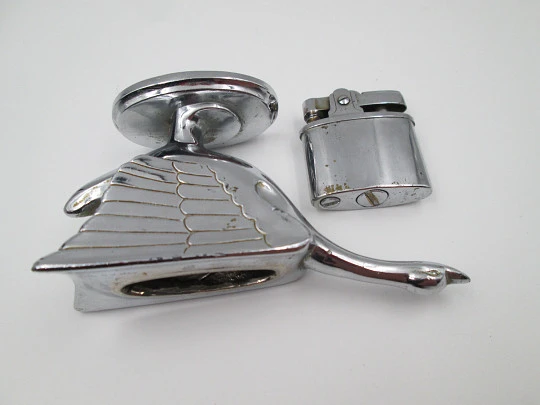 Encendedor de sobremesa a gasolina. Metal plateado. Forma de cisne. Japón. 1960 Encendedor de sobremesa a gasolina. Metal plateado. Forma de cisne. Japón. 1960