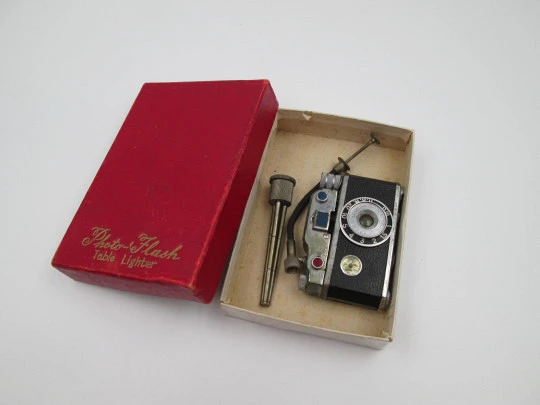 Encendedor de sobremesa cámara Photo-Flash. Marca K.K.W. Japón. Gasolina. 1950