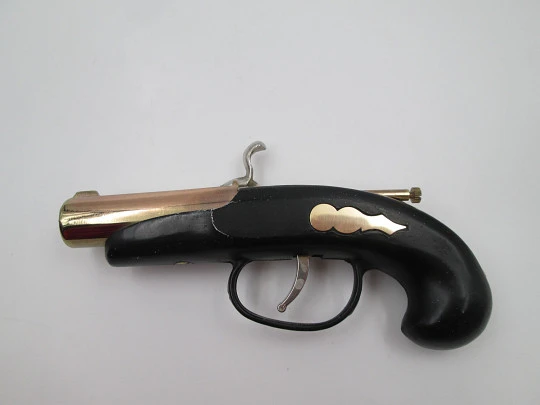 Encendedor de sobremesa pistola Deringer. Metal dorado y laca negra. Modern. 1980