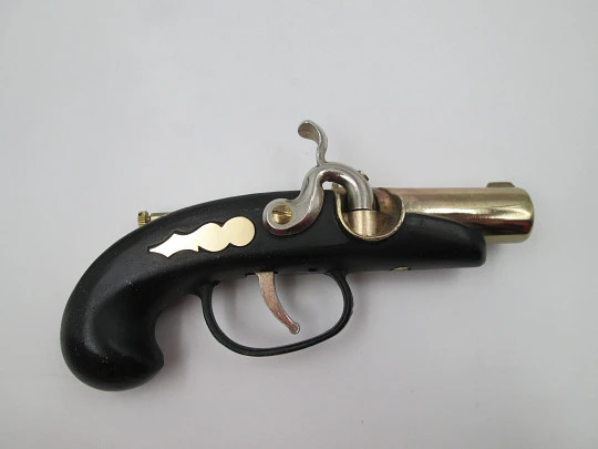Encendedor de sobremesa pistola Deringer. Metal dorado y laca negra. Modern. 1980