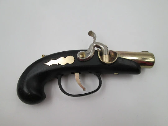 Encendedor de sobremesa pistola Deringer. Metal dorado y laca negra. Modern. 1980