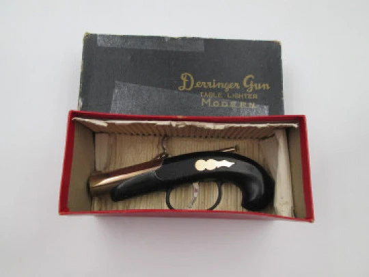Encendedor de sobremesa pistola Deringer. Metal dorado y laca negra. Modern. 1980