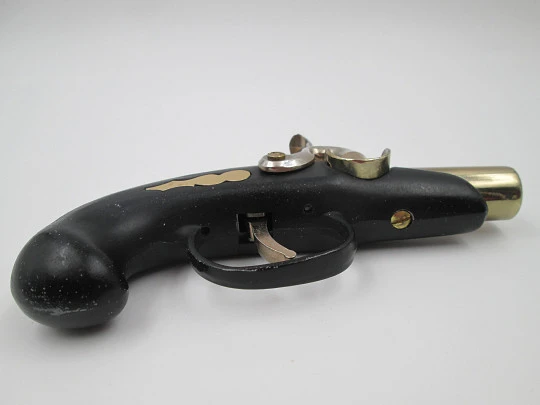 Encendedor de sobremesa pistola Deringer. Metal dorado y laca negra. Modern. 1980