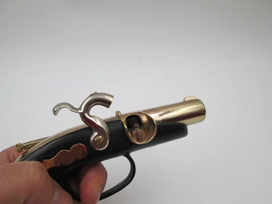 Encendedor de sobremesa pistola Deringer. Metal dorado y laca negra. Modern. 1980