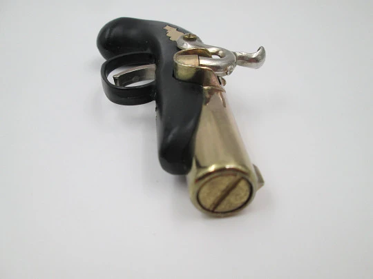 Encendedor de sobremesa pistola Deringer. Metal dorado y laca negra. Modern. 1980