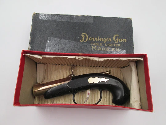 Encendedor de sobremesa pistola Deringer. Metal dorado y laca negra. Modern. 1980