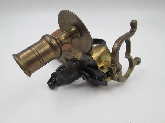 Encendedor de yesca con forma de pistola y portavela. Hierro, latón y madera. Italia, 1960 Encendedor de yesca con forma de pistola y portavela. Hierro, latón y madera. Italia, 1960