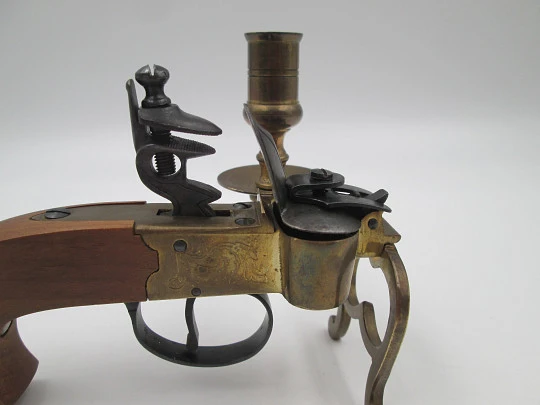 Encendedor de yesca con forma de pistola y portavela. Hierro, latón y madera. Italia, 1960 Encendedor de yesca con forma de pistola y portavela. Hierro, latón y madera. Italia, 1960