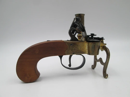 Encendedor de yesca con forma de pistola y portavela. Hierro, latón y madera. Italia, 1960 Encendedor de yesca con forma de pistola y portavela. Hierro, latón y madera. Italia, 1960