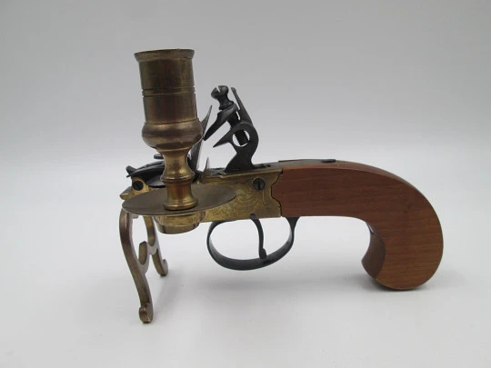 Encendedor de yesca con forma de pistola y portavela. Hierro, latón y madera. Italia, 1960 Encendedor de yesca con forma de pistola y portavela. Hierro, latón y madera. Italia, 1960