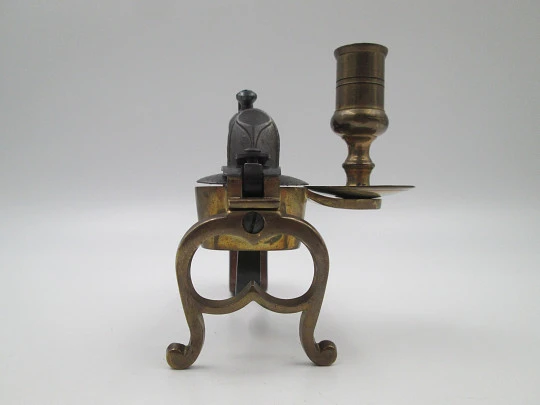 Encendedor de yesca con forma de pistola y portavela. Hierro, latón y madera. Italia, 1960 Encendedor de yesca con forma de pistola y portavela. Hierro, latón y madera. Italia, 1960