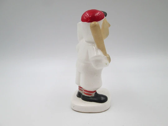 Encendedor figurativo de mesa a gasolina Amico. Jugador de béisbol con trofeo. 1962 Encendedor figurativo de mesa a gasolina Amico. Jugador de béisbol con trofeo. 1962