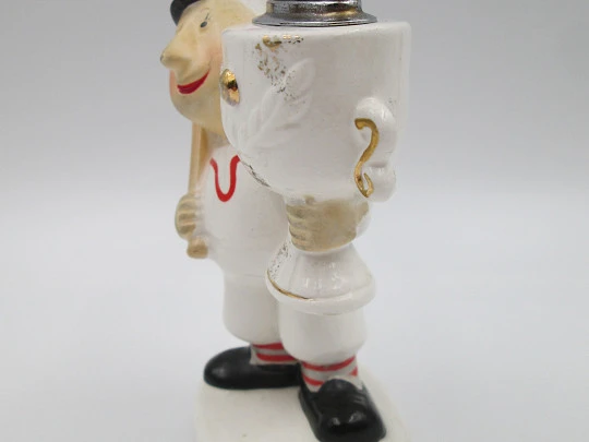 Encendedor figurativo de mesa a gasolina Amico. Jugador de béisbol con trofeo. 1962 Encendedor figurativo de mesa a gasolina Amico. Jugador de béisbol con trofeo. 1962
