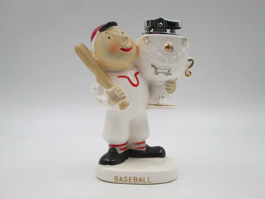 Encendedor figurativo de mesa a gasolina Amico. Jugador de béisbol con trofeo. 1962 Encendedor figurativo de mesa a gasolina Amico. Jugador de béisbol con trofeo. 1962