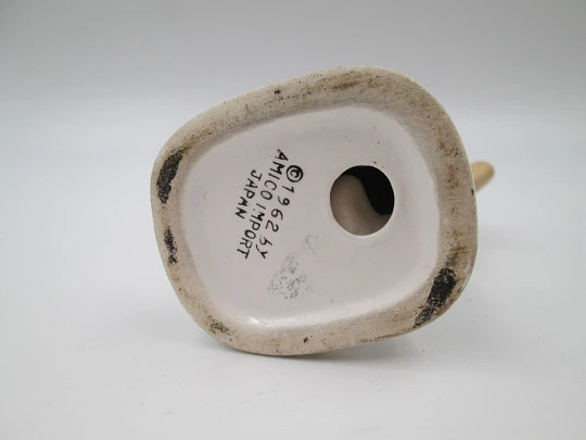 Encendedor figurativo de mesa a gasolina Amico. Jugador de béisbol con trofeo. 1962 Encendedor figurativo de mesa a gasolina Amico. Jugador de béisbol con trofeo. 1962