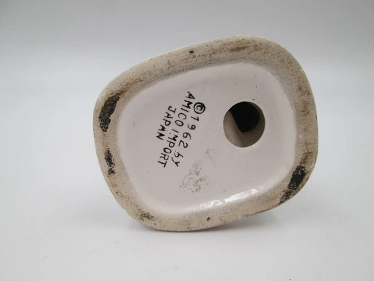 Encendedor figurativo de mesa a gasolina Amico. Jugador de béisbol con trofeo. 1962 Encendedor figurativo de mesa a gasolina Amico. Jugador de béisbol con trofeo. 1962