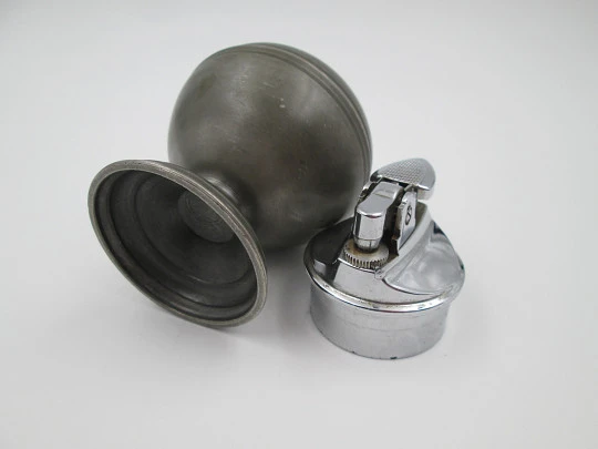Encendedor figurativo de sobremesa a gas. Forma jarrón. Peltre y metal. Europa. 1960
