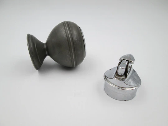 Encendedor figurativo de sobremesa a gas. Forma jarrón. Peltre y metal. Europa. 1960