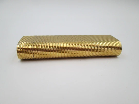 Encendedor gas Cartier París. Laminado oro. Patrón rombos. Suiza. 1990