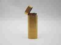 Encendedor gas Cartier París. Laminado oro. Patrón rombos. Suiza. 1990