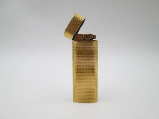 Encendedor gas Cartier París. Laminado oro. Patrón rombos. Suiza. 1990