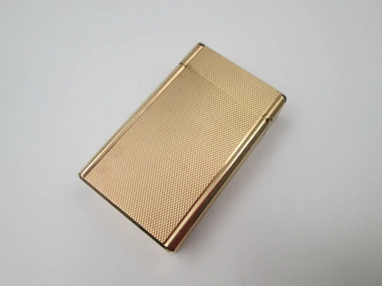 Encendedor gas S.T. Dupont París. Chapado en oro 20 micras. Patrón rombos. 1990