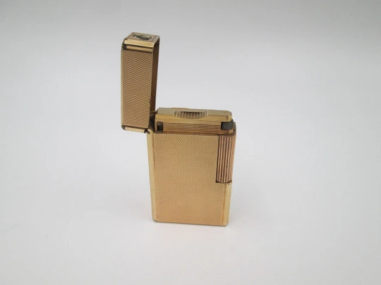 Encendedor gas S.T. Dupont París. Chapado en oro 20 micras. Patrón rombos. 1990
