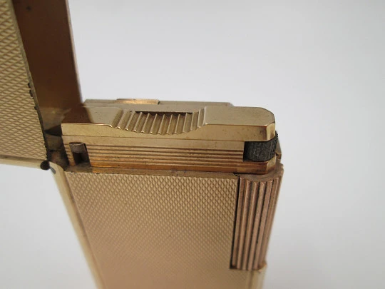 Encendedor gas S.T. Dupont París. Chapado en oro 20 micras. Patrón rombos. 1990