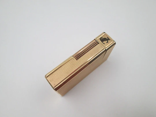 Encendedor gas S.T. Dupont París. Chapado en oro 20 micras. Patrón rombos. 1990