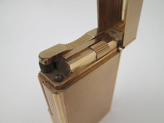 Encendedor gas S.T. Dupont París. Chapado en oro 20 micras. Patrón rombos. 1990