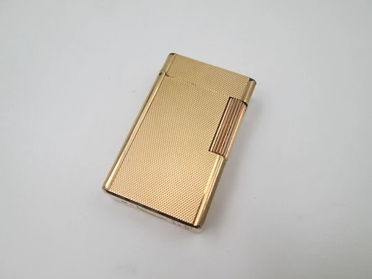 Encendedor gas S.T. Dupont París. Chapado en oro 20 micras. Patrón rombos. 1990