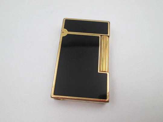 Encendedor gas S.T. Dupont París. Chapado en oro y laca negra de China. Estuche. 1990 Encendedor gas S.T. Dupont París. Chapado en oro y laca negra de China. Estuche. 1990