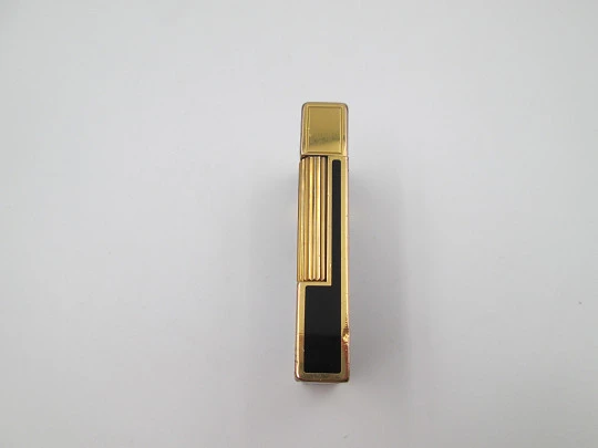 Encendedor gas S.T. Dupont París. Chapado en oro y laca negra de China. Estuche. 1990 Encendedor gas S.T. Dupont París. Chapado en oro y laca negra de China. Estuche. 1990