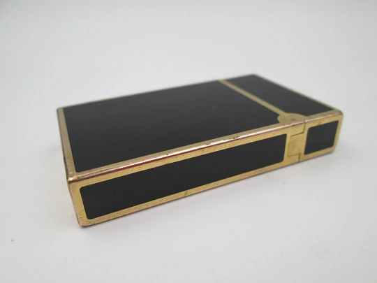 Encendedor gas S.T. Dupont París. Chapado en oro y laca negra de China. Estuche. 1990 Encendedor gas S.T. Dupont París. Chapado en oro y laca negra de China. Estuche. 1990