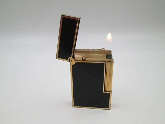 Encendedor gas S.T. Dupont París. Chapado en oro y laca negra de China. Estuche. 1990 Encendedor gas S.T. Dupont París. Chapado en oro y laca negra de China. Estuche. 1990