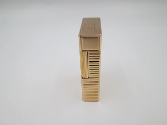 Encendedor gas S.T. Dupont París. Chapado en oro. Patrón acanalados. Estuche. 1990. Francia Encendedor gas S.T. Dupont París. Chapado en oro. Patrón acanalados. Estuche. 1990. Francia