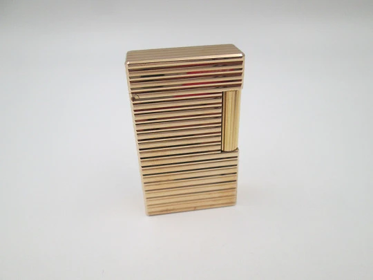 Encendedor gas S.T. Dupont París. Chapado en oro. Patrón acanalados. Estuche. 1990. Francia Encendedor gas S.T. Dupont París. Chapado en oro. Patrón acanalados. Estuche. 1990. Francia