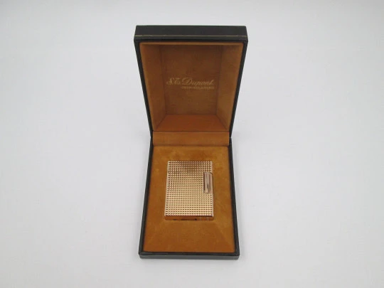 Encendedor gas S.T. Dupont París. Chapado en oro. Patrón diamante. Estuche. 1990. Francia