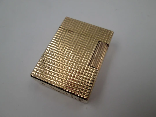 Encendedor gas S.T. Dupont París. Chapado en oro. Patrón diamante. Estuche. 1990. Francia