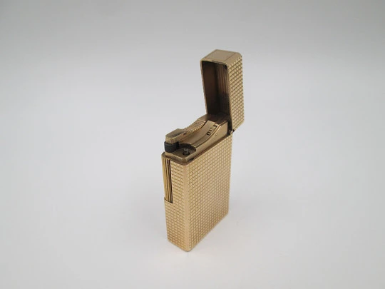 Encendedor gas S.T. Dupont París. Chapado en oro. Patrón diamante. Francia. 1990