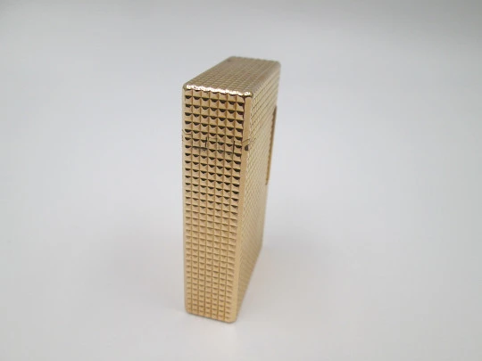 Encendedor gas S.T. Dupont París. Chapado en oro. Patrón diamante. Francia. 1990