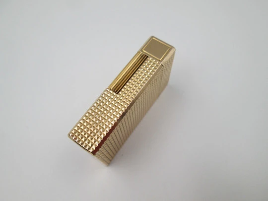 Encendedor gas S.T. Dupont París. Chapado en oro. Patrón diamante. Francia. 1990