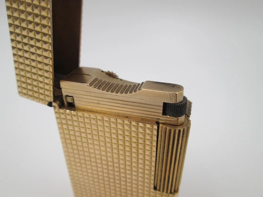 Encendedor gas S.T. Dupont París. Chapado en oro. Patrón diamante. Francia. 1990